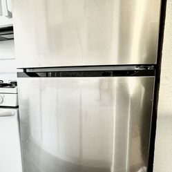 Frigidaire - Top-Freezer Refrigerator - Brushed Steel