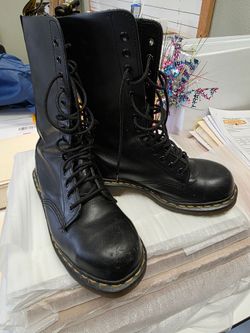 Dr. Martin 14 hole Size 6 Women