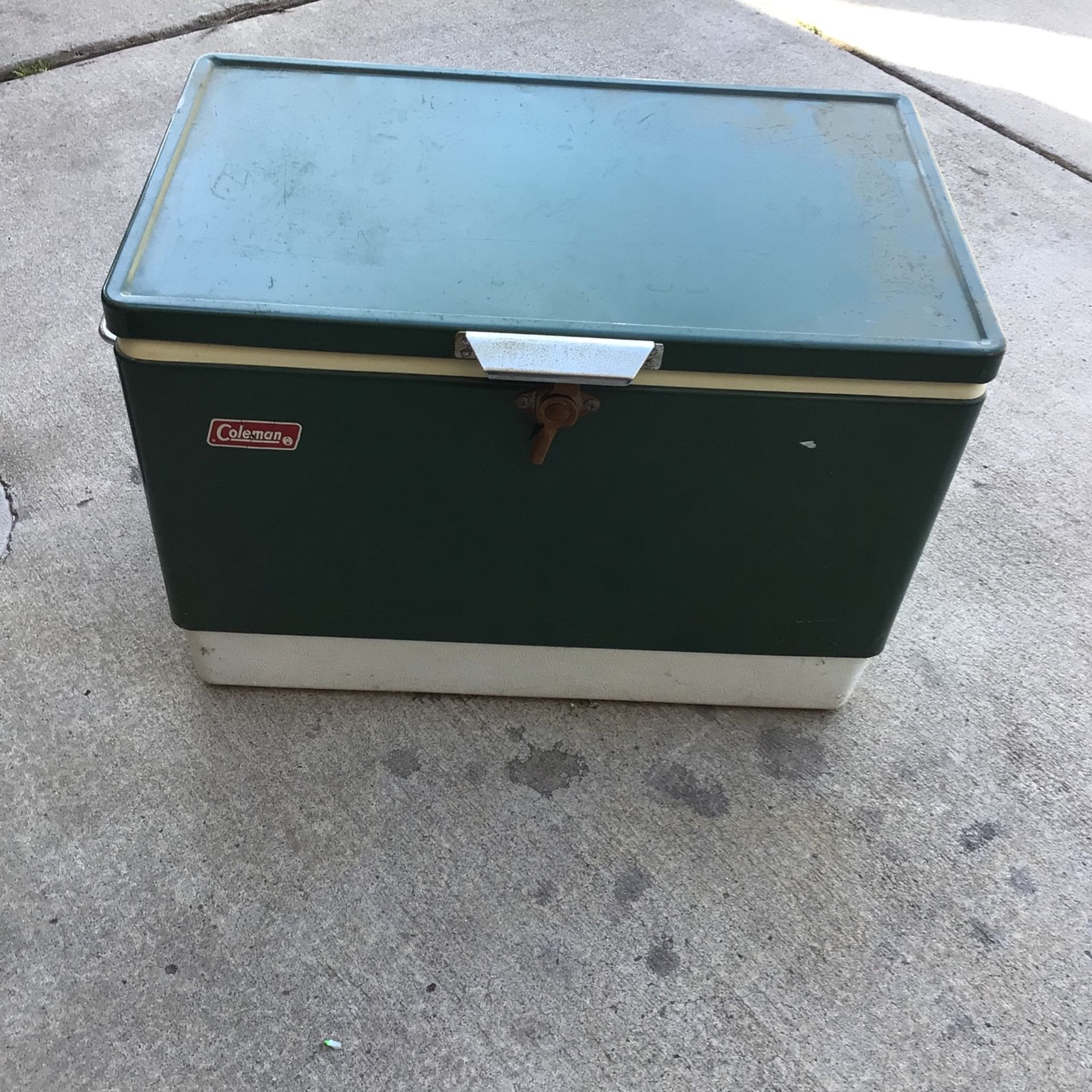 Vintage ice chest in very good condition