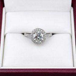 Beautiful 1ct Moissanite Engagement Ring – Never Worn
