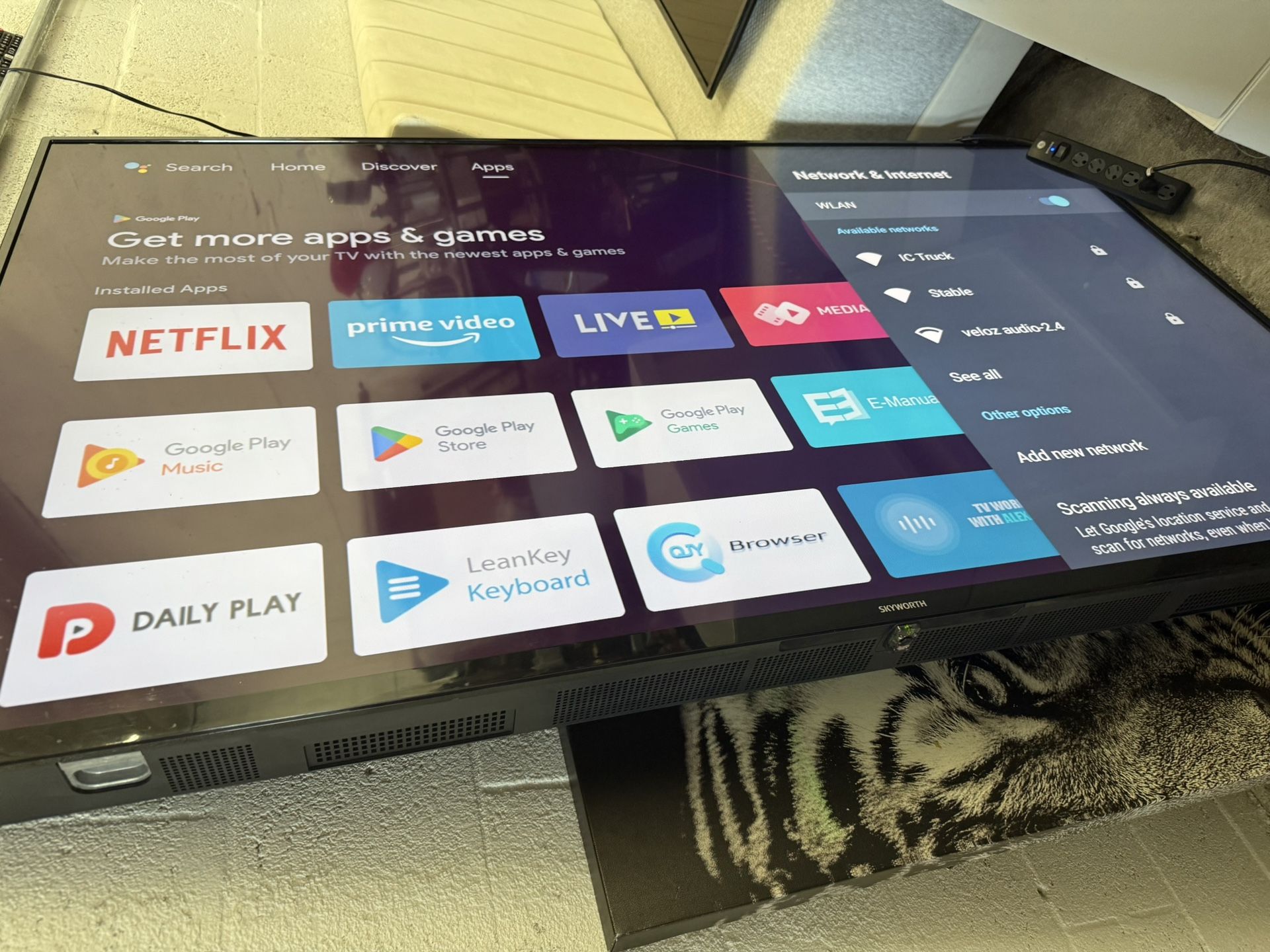 TV 70” Skyworth Android Smart