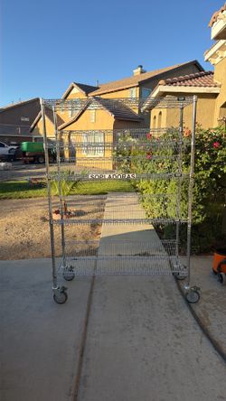 Heavy duty wire rack with locking wheels