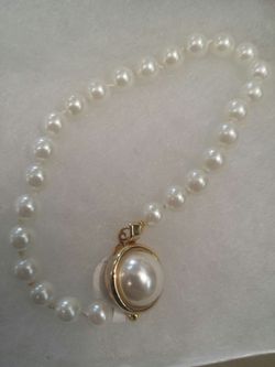 Costume pearl bracelet