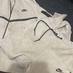 Nike Tech Fleece Hoodie & Jogger Set - Size Small (White/Light Gray)