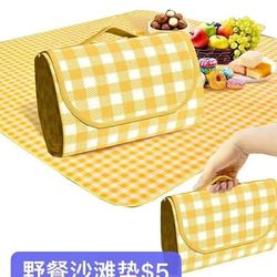 Outdoor Blanket80“ x 80” Picnic Blanket Extra Large, Waterproof and Foldable Beach Blanket for 6 to