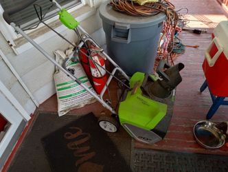 Green works 120 volt 13 amp electric snowblower