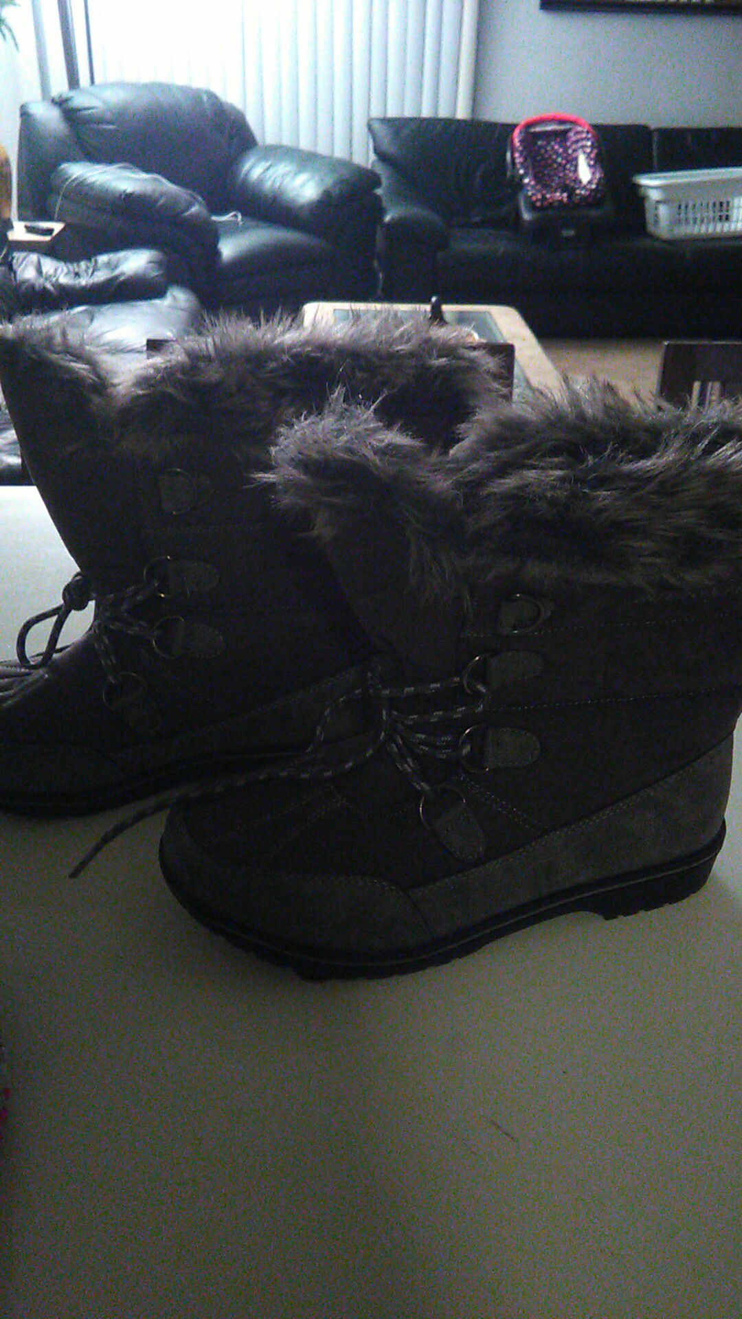 Women's snow boots size 10 in like brand new condition