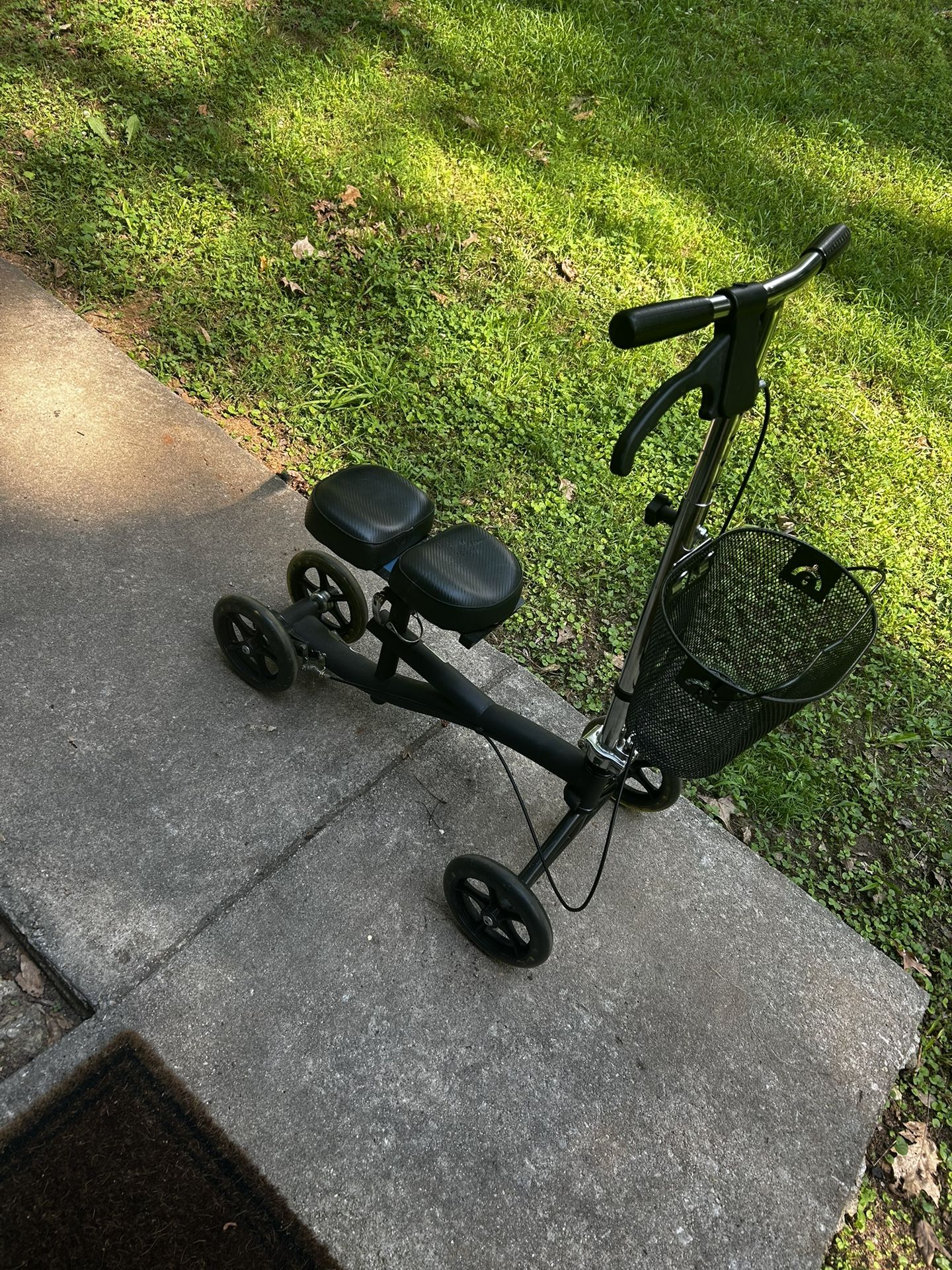 Knee Walker - Knee Scooter - Roscoe Medical Steerable + Foldable Knee Walker With Storage