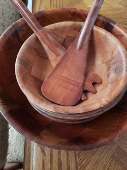 Salad bowl and 8 serving bowls