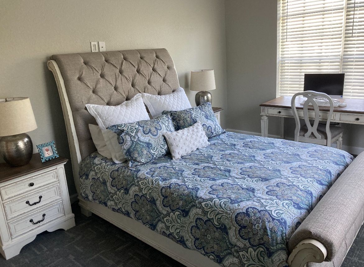 Queen Size Bed With Nightstands