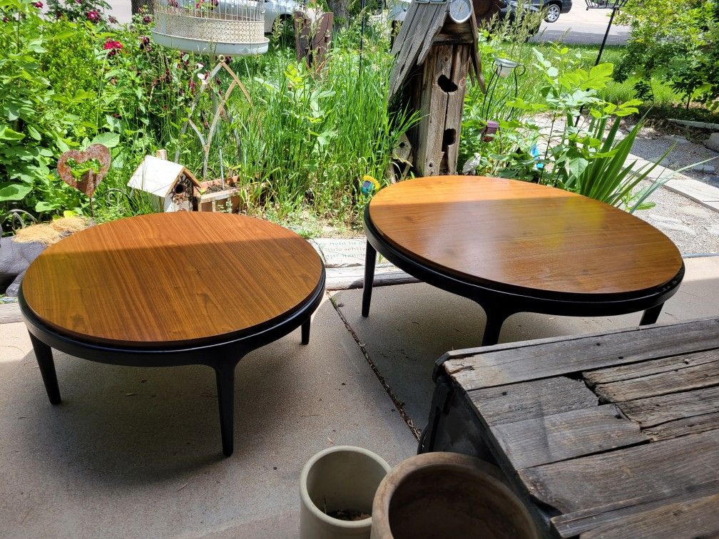 Amazing mid-century, modern round coffee table set.