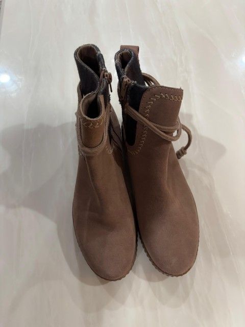 Women  brown Clark's  ankle boots