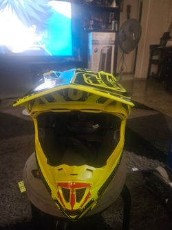 TROY LEE DESIGNS mountain bike helmet. It retains the aerodynamic,