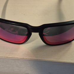$174.00
Oakley
OO9102 Holbrook™
Limited edition
Best seller
frame Black
lenses
Violet