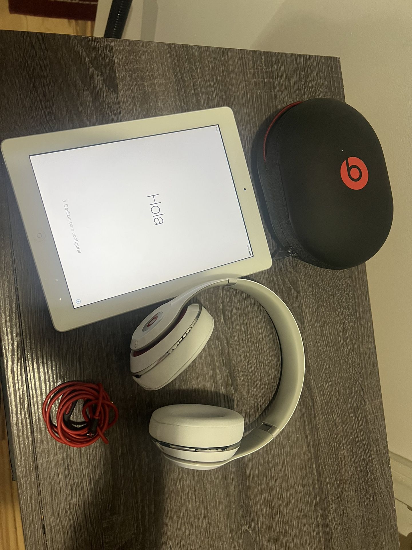 IPAD 2 With Beats By Dre Studio