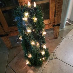 Christmas Garland 35 Feet. Some Of Lights Are Not Coming On. Maybe Need A New Fuse.