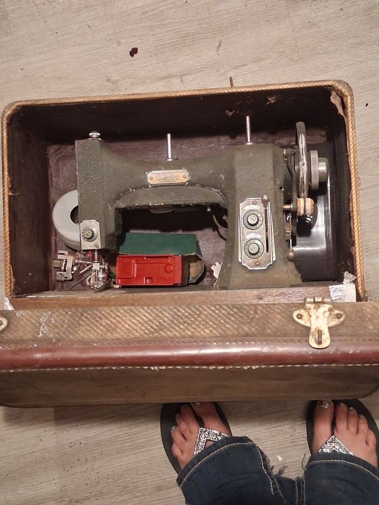 1940s Vintage Sewing Machine