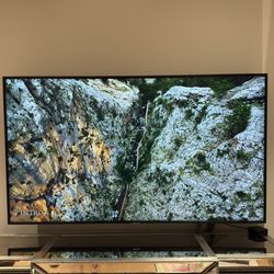 Samsung 75-inch 4K Smart TV w/ Wall Mount UN75NU7100F