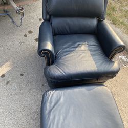 Leather Love Seat $50 Located pharr Texas 78577