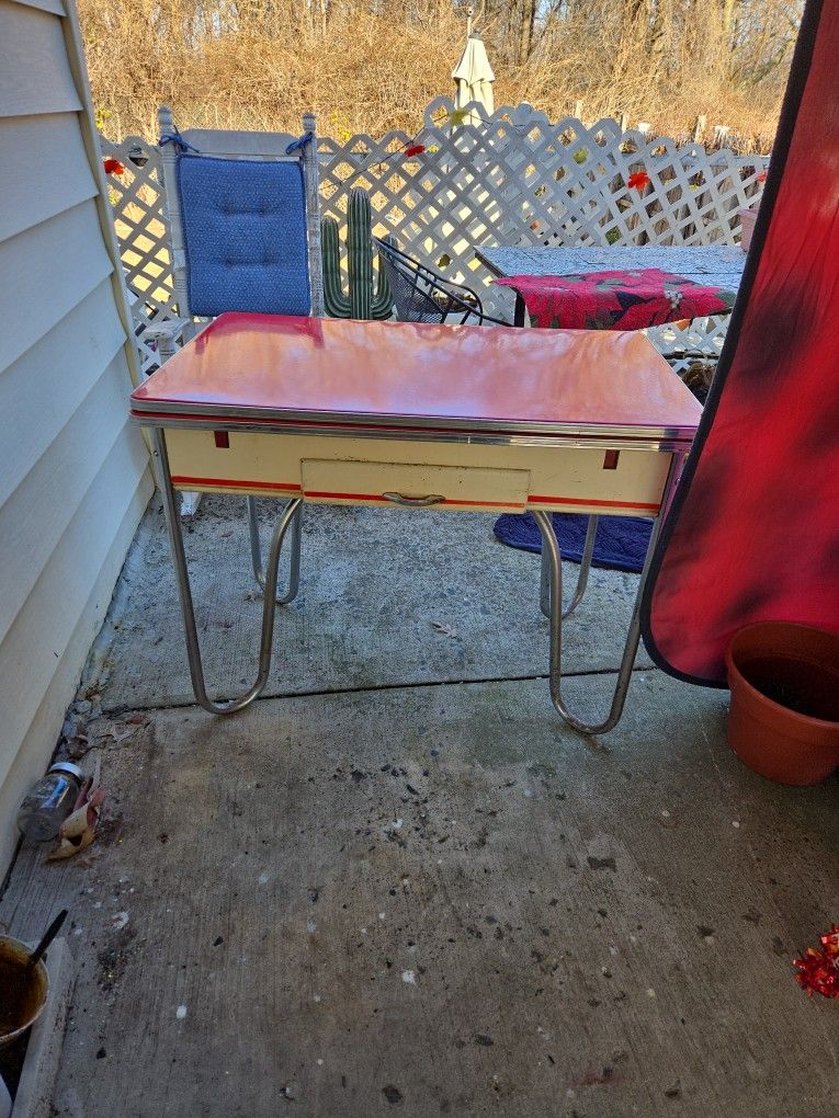 1940 Art Deco Extandable Table Red/ White Porcelain