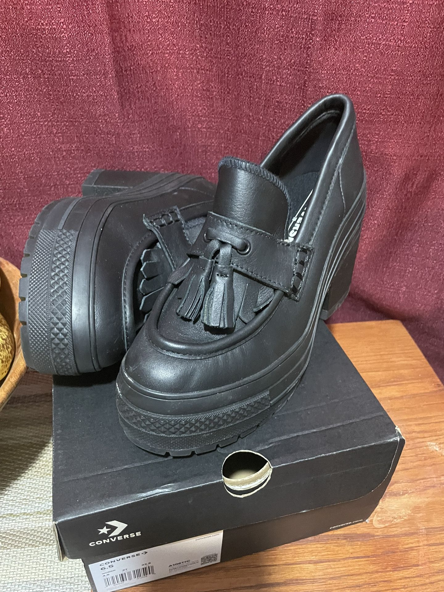 Converse ~~women Shoes!!
