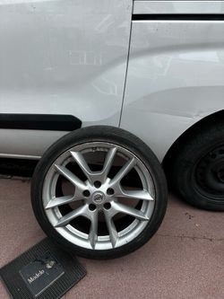 Altima 2005 set of 4& rims