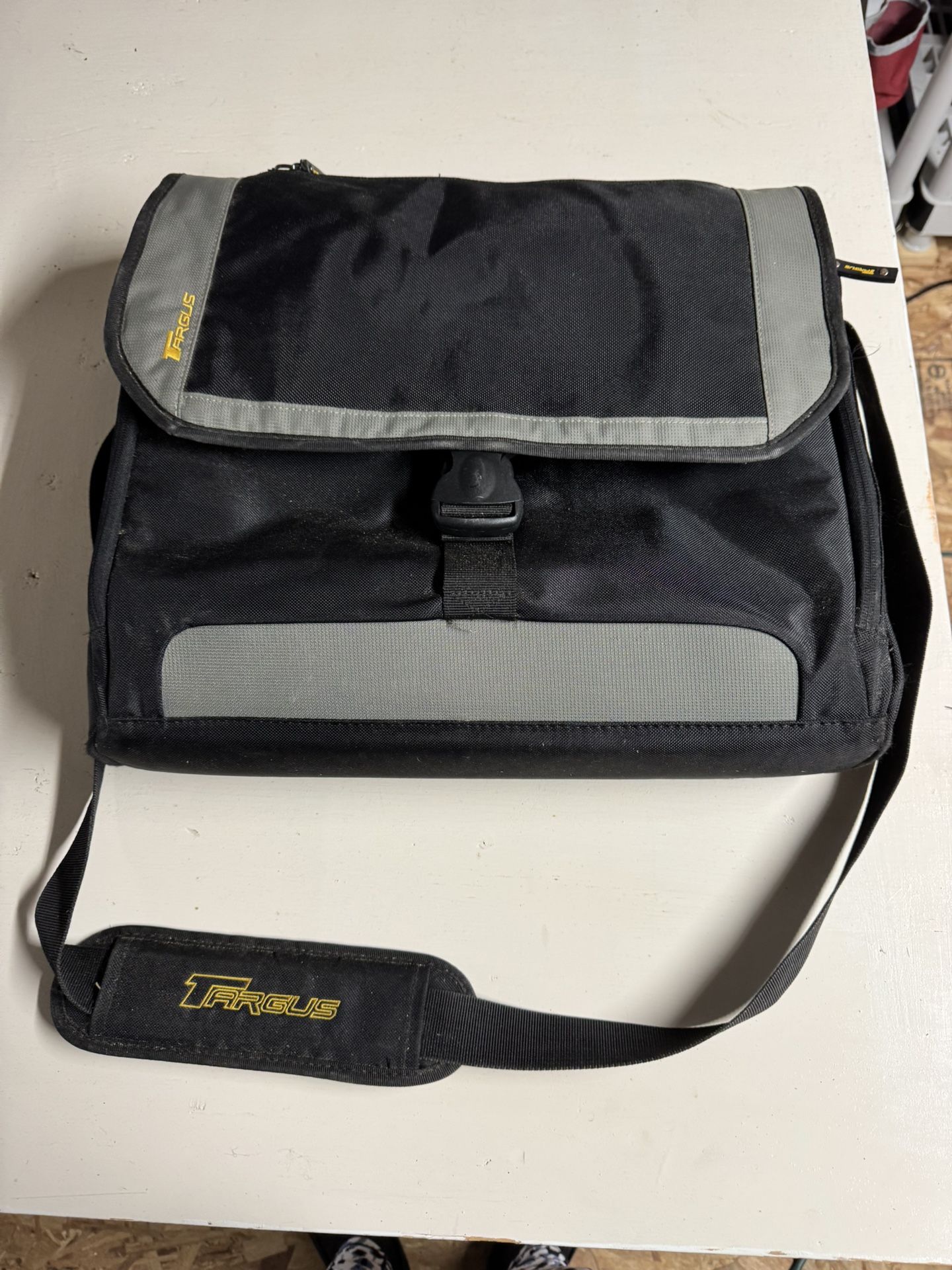 Targus TC6200 Notebook Messenger Bag And Laptop Cooling Pad