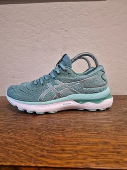 ASICS Gel-Nimbus 24 Athletic Running Shoes 
Women's Size US 7