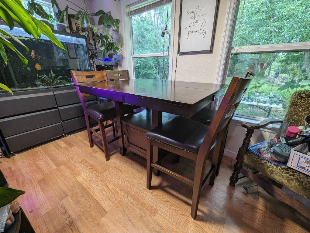 Beautiful Hardwood Breakfast Table With 8 Matching Chairs