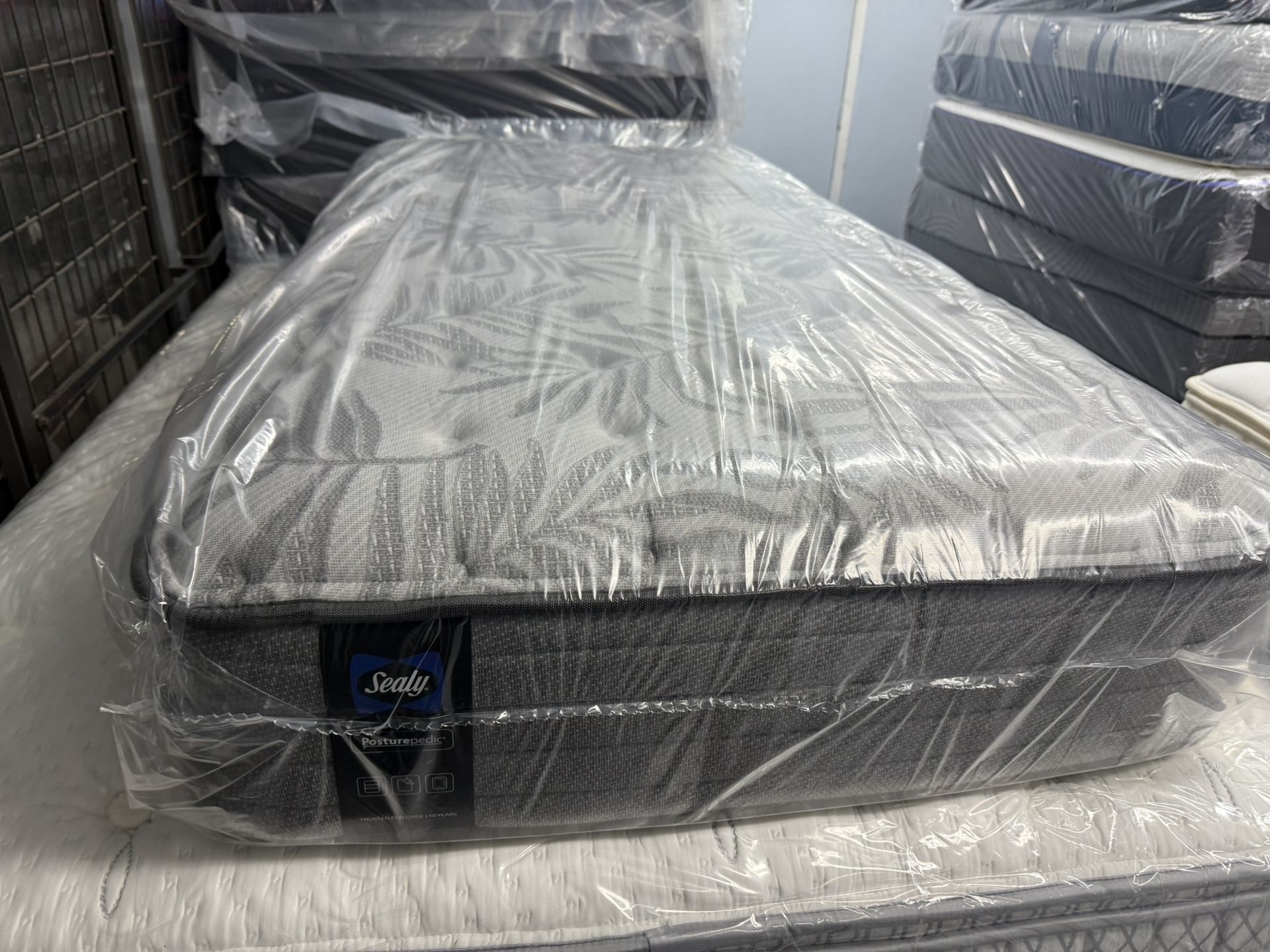 TWIN SIZE SEALY POSTUREPEDIC MATTRESS & BOX SPRING BED SET
