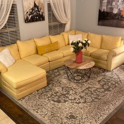 Must Go Modern Sectional Couch – Excellent Condition