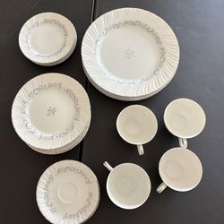 Camelot Fine China - Gracious Pattern - 22 pieces