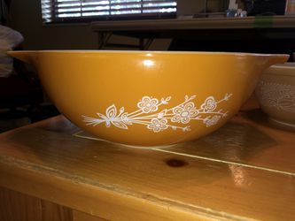 Vintage Pyrex Butterfly Gold Bowl