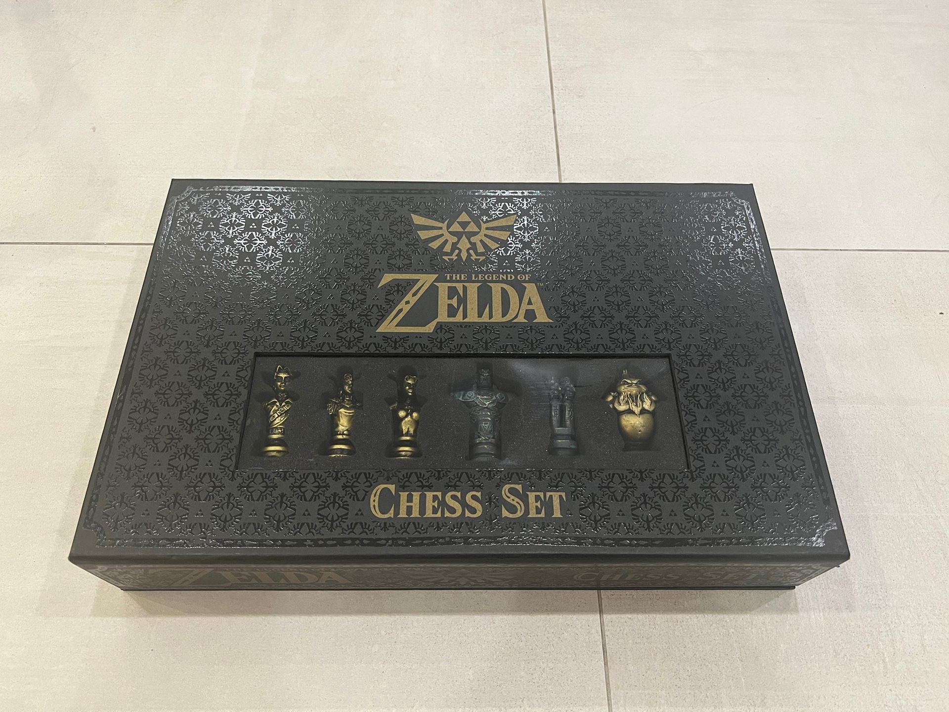USAopoly The Legend Of Zelda Chess Set