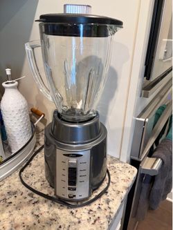 Oster blender. Crushes ice, makes smoothies