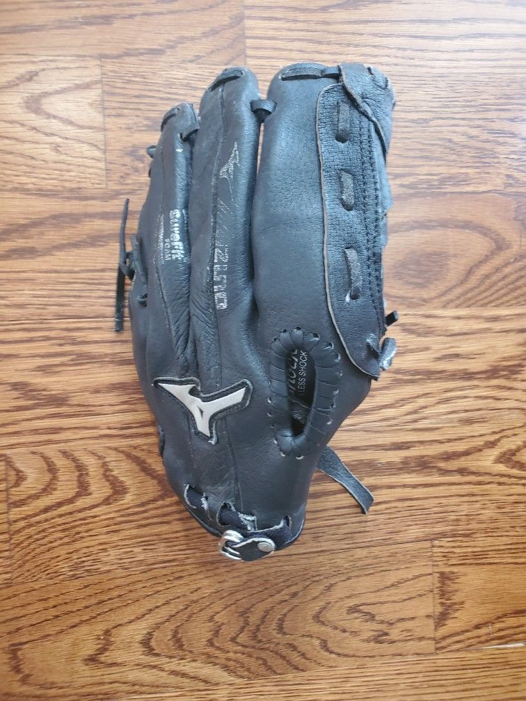 Max Flex Isuzu glove Prospect series youth 10.75 inches