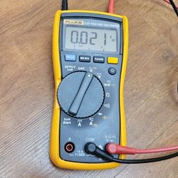 FLUKE 117 Electrician's True RMS Multi-meter