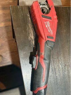 Cortadora de tubo, con batería. No corta, falta tornillo. No co