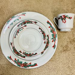 NIB 16pc Porcelain Holiday Dinnerware Set