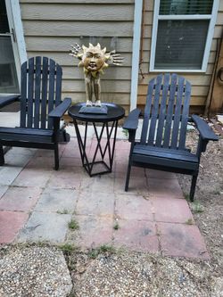 Beautiful wooden Adirondack chairs with side table in good condition