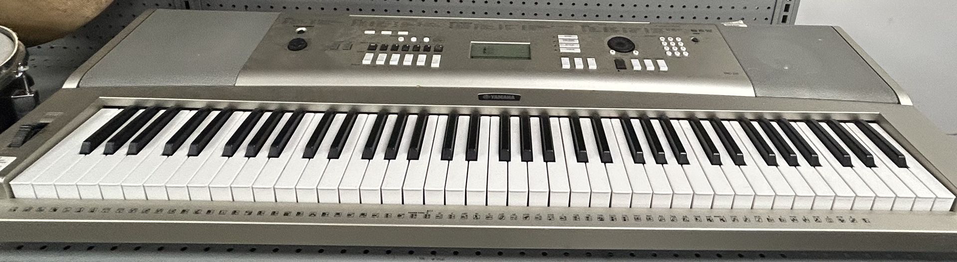 YAMAHA 76 KEYBOARD