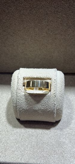 Gold wedding band