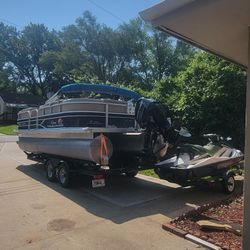 2018 Sun Tracker Pontoon Boat