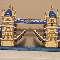 Off-brand Lego London Bridge, Assembled, ~3800 Pieces