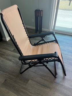 Folding lounge chair