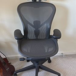 HERMAN MILLER AERON REMASTERED W/ DETACHABLE HEADREST