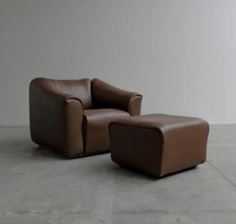 DE SEDE RECLINING BROWN LOUNGE CHAIR/ ARMCHAIR with OTTOMAN Circa 1980s