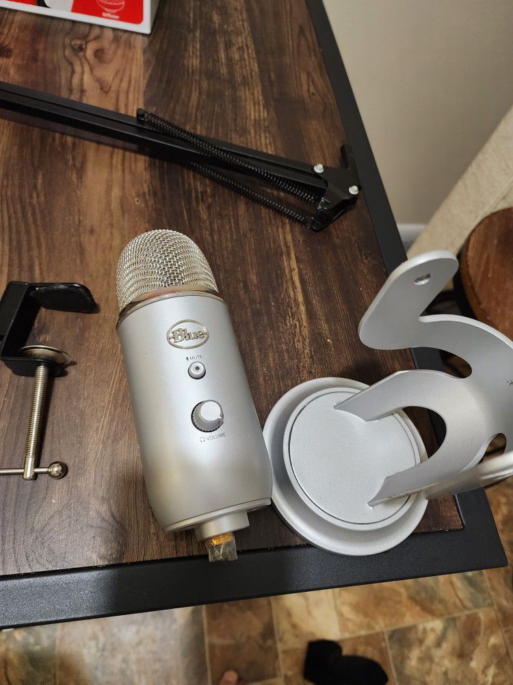 Blue YETI USB Mic With Stand