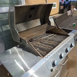 BHG 4-Burner BBQ Grill  Side BURNER great Condition 