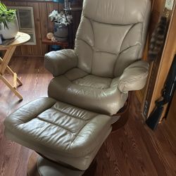 CHAIR WITH FOOT REST